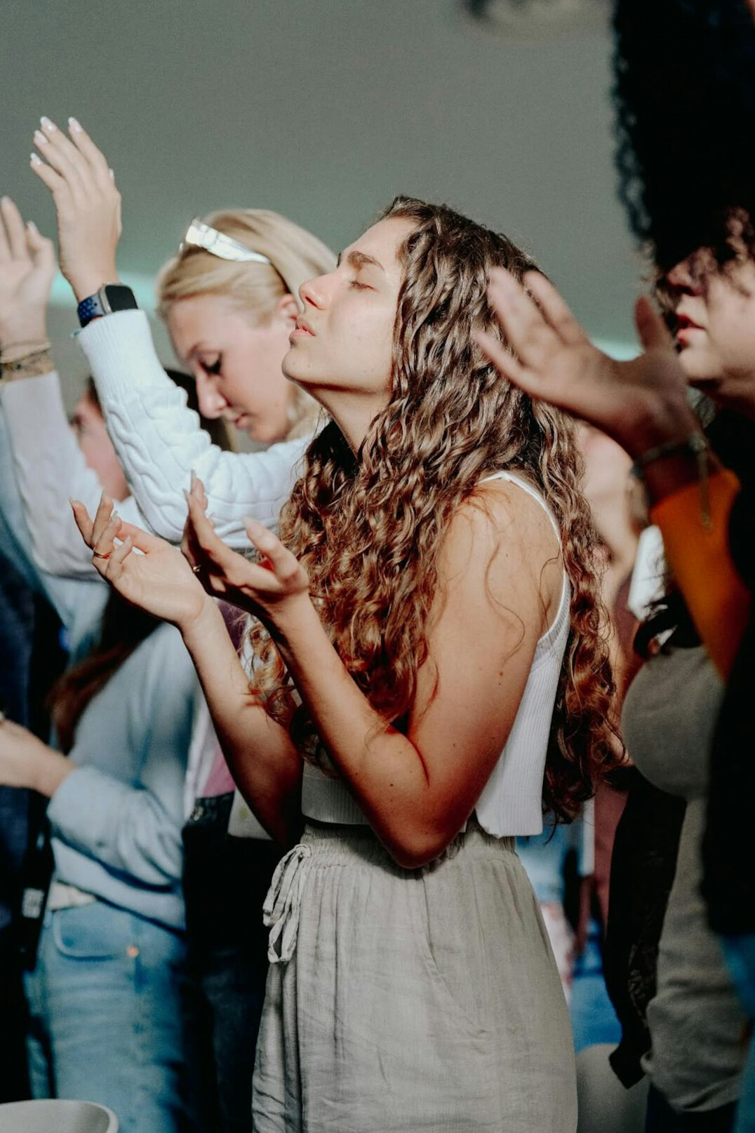 audience clapping at event